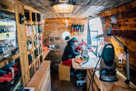 Für Millennials gibt es keine Alternative zu Nachhaltigkeit. Im Bild der Reparaturservice aus der Patagonia Worn Wear Tour.