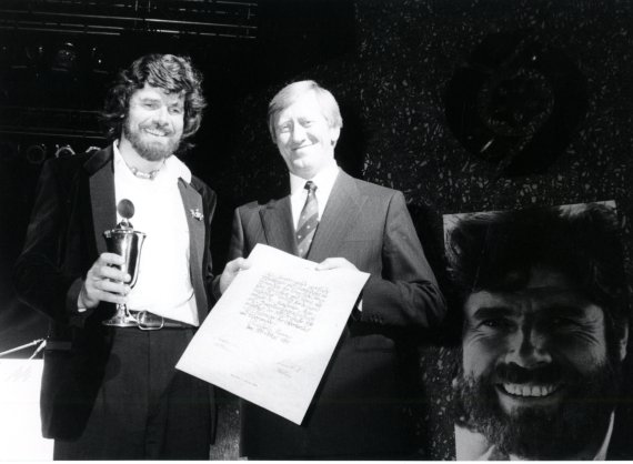 Reinhold Messner (l.) bekam 1989 den ISPO Pokal vom damaligen Staatsminister Hans Zehetmair übergeben.