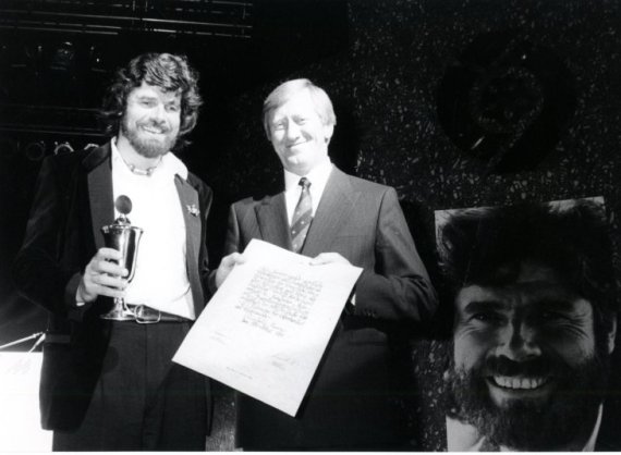 Reinhold Messner (left) received the ISPO Cup in 1989 from Hans Zehetmair, then Minister of State.