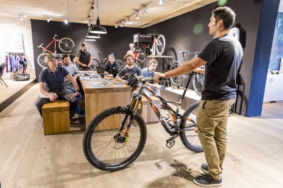 Techtalk bei der Vorstellung des neuen Stumpjumpers. Im Anschluss hatten die Fachjournalisten die Möglichkeit, die Bikes mit 2.3er und 2.6er Reifen zu testen.