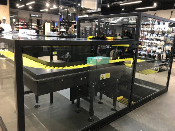 Per Fließband kommen die Schuhe bei JD Sports in den Laden.