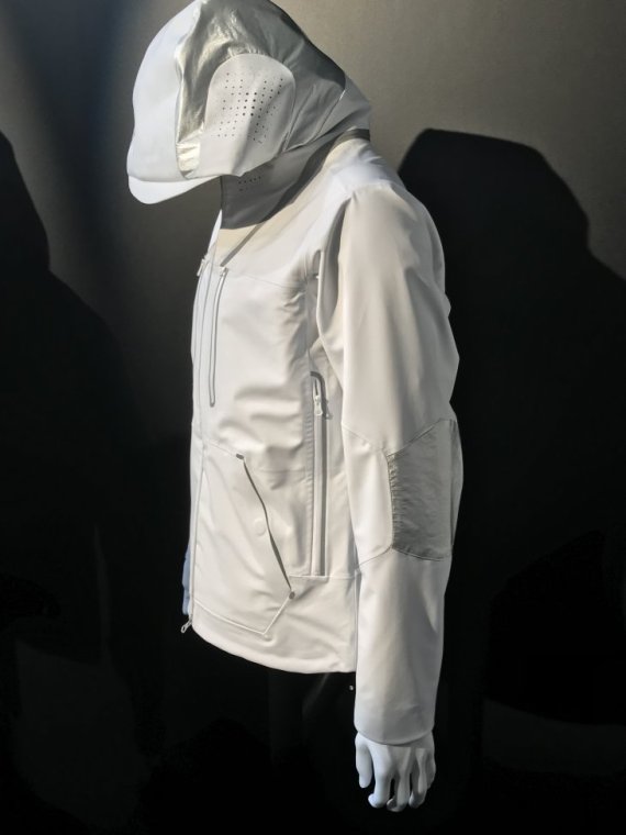 Kido stellt die neuesten Techniken der Bekleidungsherstellung durch Konzeptkollektionen vor.