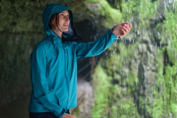 Robust und wasserdicht: Mit der Brangus Jacke von Blackyak bleibt man auch im Regenschauer angenehm trocken. 