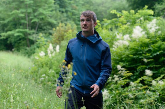 Die Modicana Jacke von Blackyak ist ein absolutes Funktionspaket, ideal für lange Trekkingtouren im Gelände. The Blackyak Modicana jacket is a real all-rounder – ideal for long trips in trekking terrain. 