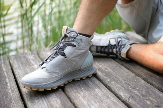 The new hiking boot from Ecco delivers grip in any terrain but also cuts a fine figure in urban environments. Der neue Hikingschuh von Ecco bietet Halt in fast jedem Gelände, macht aber auch nach dem Outdoor-Abenteuer noch eine gute Figur.The new hiking boot from Ecco delivers grip in any terrain but also cuts a fine figure in urban environments.