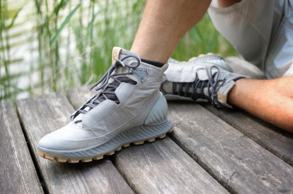 Der neue Hikingschuh von Ecco bietet Halt in fast jedem Gelände, macht aber auch nach dem Outdoor-Abenteuer noch eine gute Figur.