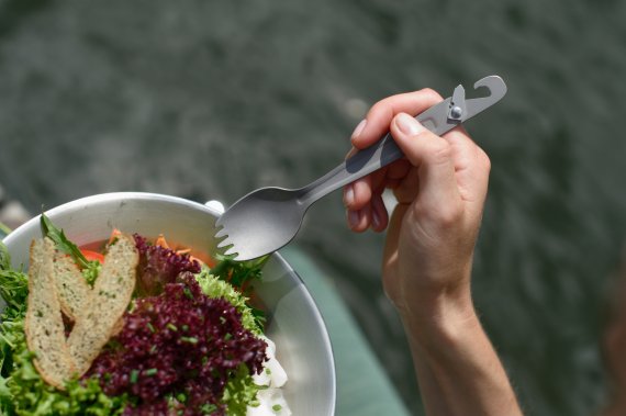 Always at hand when you’re feeling a little hungry. The titanium spork is ideal for an in-between outdoor meal... Immer griffbereit, wenn der kleine Hunger kommt. Der Titan-Löffel ist ideal für die Outdoor-Mahlzeit zwischendurch...Always at hand when you’re feeling a little hungry. The titanium spork is ideal for an in-between outdoor meal...