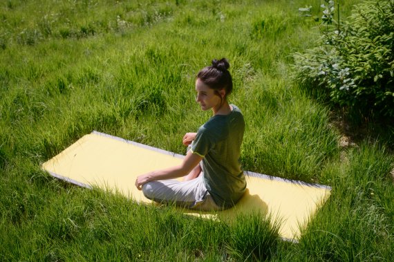 Genug Platz zum Relaxen und Träumen bietet das Outdoor-Klappbett von KingCamp.