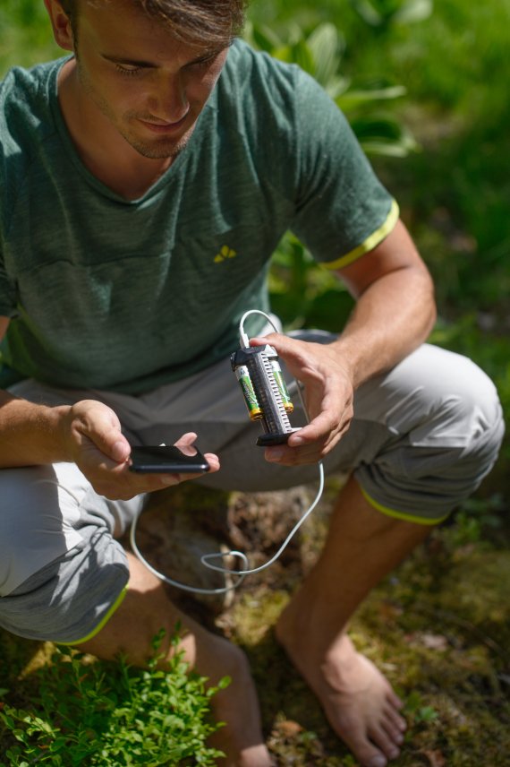 Mit dem Akkuladegerät von NITECORE lassen sich Smartphones auch beim Campen schnell und easy wieder mit Strom versorgen.