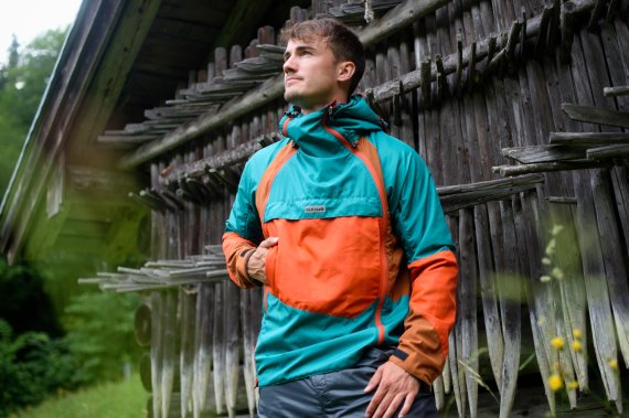 80s retro look meets hi-tech: The cool jacket from Páramo has a number of useful features and boasts an old-school look. 