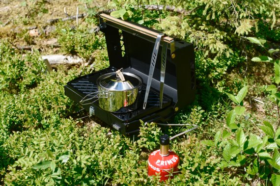 Mit der Grillstation von Primus macht das Kochen unter freiem Himmel so richtig Spaß. Mit der Grillstation von Primus macht das Kochen unter freiem Himmel so richtig Spaß.