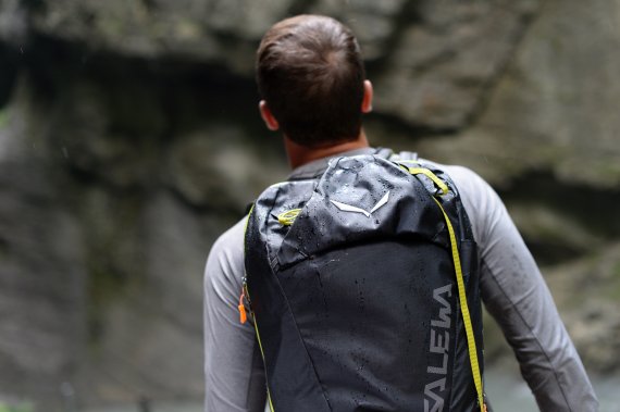 Im alpinen Gelände braucht man einen Rucksack, der Bewegungsfreiheit und Lastenkontrolle beim Aufstieg garantiert.
