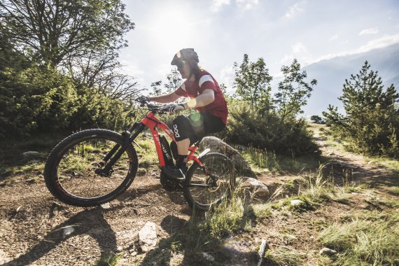 E-Mountainbiking is becoming more and more popular, and also the manufacturers shine with innovations. We show the E-Mountainbike-Trends 2018/2019 in pictures.