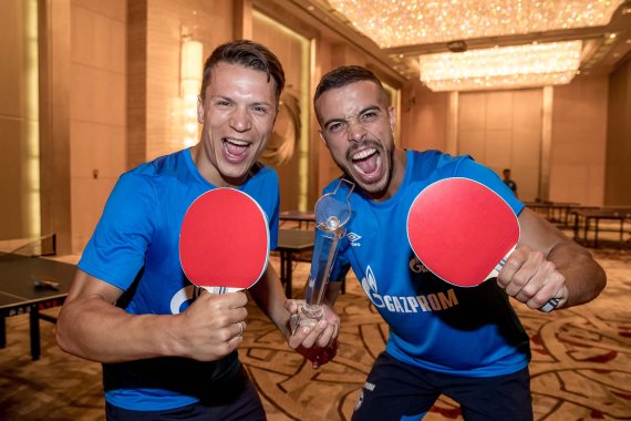 Haben Spaß beim Tischtennis: Fußballspieler Julian Draxler und Franco Di Santo