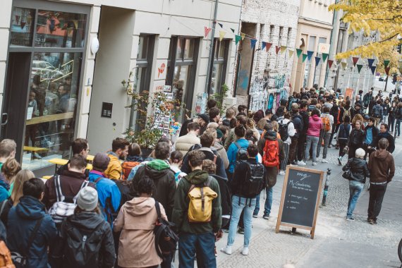 Upcycling von Kleidung im Trend: Lange Warteschlangen beim Patagonia Worn Wear Pop-up-Store in Berlin.