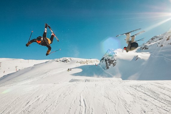 The Thrills and Challenges of Snowboarding: A Beginner’s Guide to Hitting the Slopes