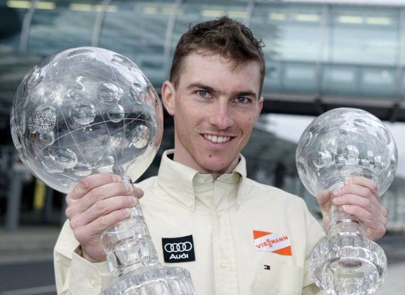 Rene Sommerfeldt mit den Kristallkugeln als Weltcup-Gesamtsieger und Distanz-Sieger 2004.