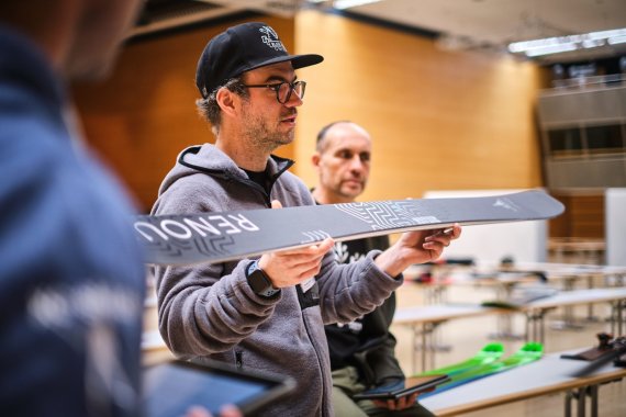 Credit: Messe München GmbH Auch Skier werden geprüft.