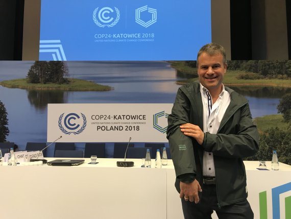 Dr. Rüdiger Fox präsentiert bei der COP24 in Katowice die Sympatex Thermal Jacket von bleed.