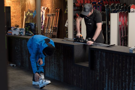 Dank SkiClicker muss der Kunde im Skiverleih seinen Schuh zur Bindungseinstellung nicht mehr ausziehen.