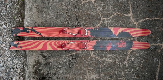 Credit: Build 2 Ride Auch Jimi Hendrix schafft es auf Skier.