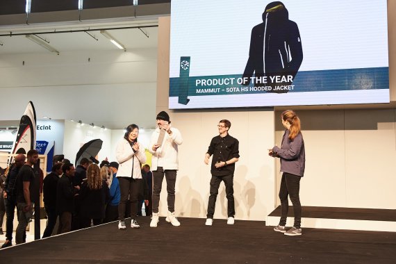 Bastian Dietz (2.v.r.) und Moderatorin Nina Eichinger (r.) ehren das Product of the Year von Mammut: Sota HS Skijacke.