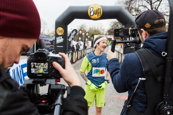 Florian Neuschwander vor Fotografen auf der ISPO Sports Week