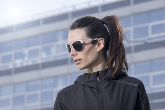 Signifikante Schrägkante in der Scheibe: Die Exhale von Adidas Sport Eyewear in der Rahmenfarbe Raw White.