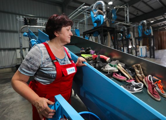 Gab es bislang noch nicht: Eine Recycling-Anlage für Schuhe. Die erste weltweit steht in Bitterfeld-Wolfen von der Firma Soex.