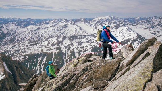 Ariane Stäubli mit einem Gast in den Walliser Alpen Ariane Stäubli mit einem Gast in den Walliser Alpen