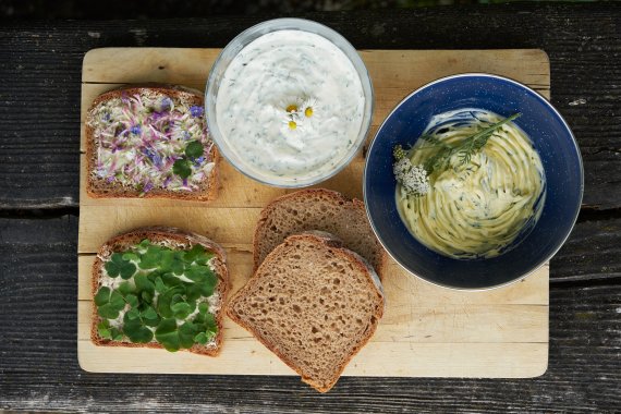 Brotzeit mit Naturkräutern: Belegte Brote, Kräuterquark und Kräuterbutter