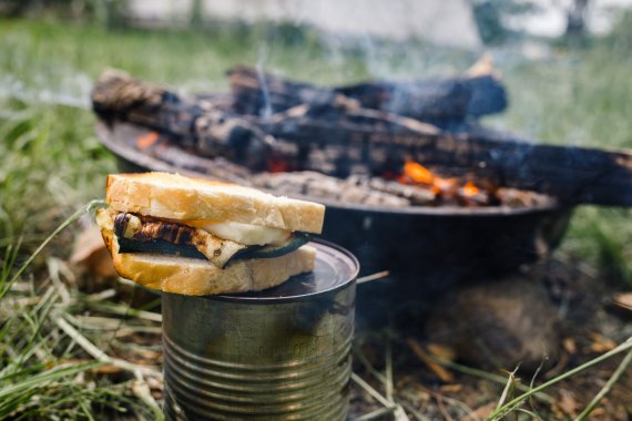 Gegrilltes Gemüse, geschmolzener Mozzarella: Das Hobo-Sandwich aus der Draußen-Küche