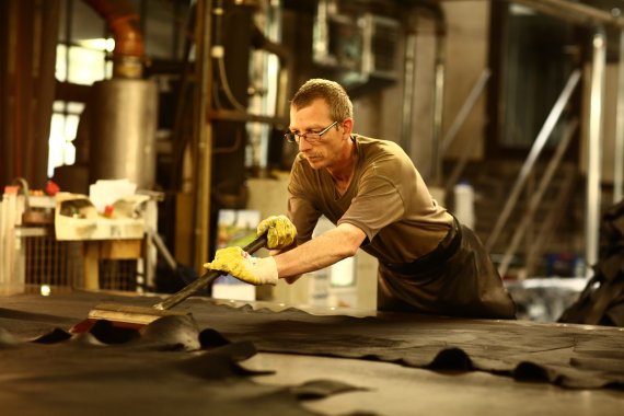 Die Lederfabrik Josef Heinen macht umweltschonendes Gerbverfahren vor.
