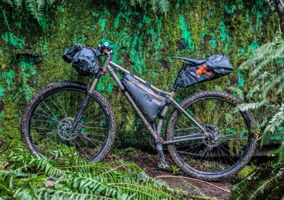 Bikepacking: Fahrrad mit Taschen für extra Stauraum