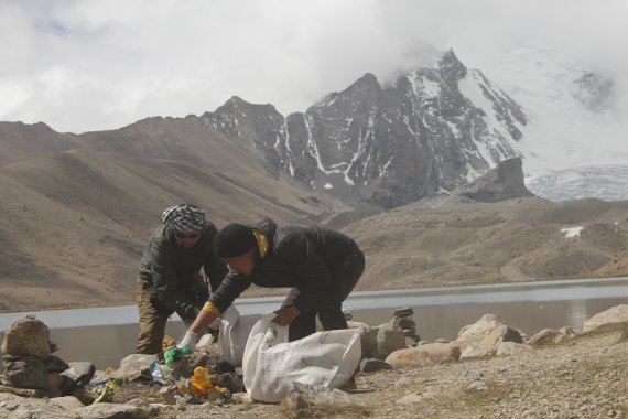 Credit: European Outdoor Conservation Association Freiwillige sammeln Müll am heiligen See Gurudongmar im Himalaya auf 5000 Metern Höhe im Rahmen eines Projekts der European Outdoor Conservation Association.