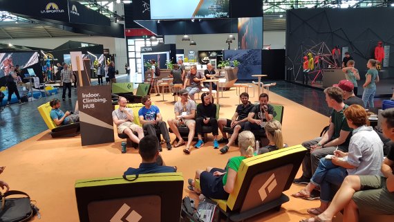 Die Diskussionsrunde auf der OutDoor by ISPO von links nach rechts: Ged McDomnhail, Nathan Hoette, Björn Pohl, Liam Londsdale, Christian Lehmann, Grégoire De Belmont