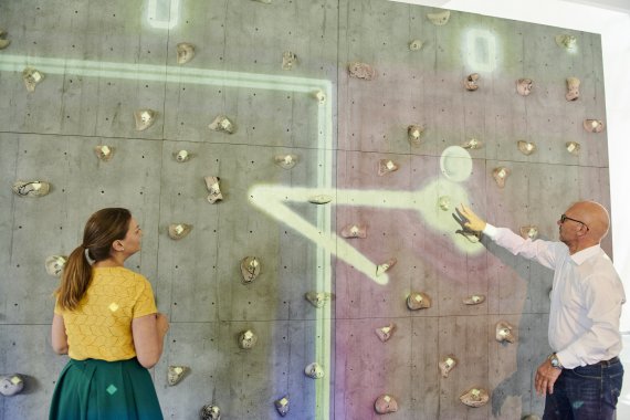 Judith Gerlach und Klaus Dittrich an einer AR-Kletterwand Judith Gerlach und Klaus Dittrich an einer AR-Kletterwand