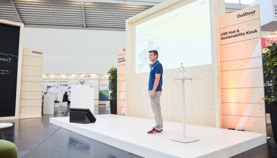 Dr. Thorsten Schulz bei seiner Präsentation im CSR Hub der OutDoor by ISPO.