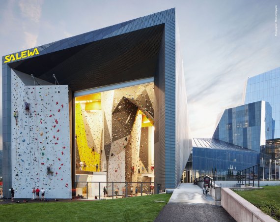 With the Salewa Cube, the climbing giant Salewa has a gigantic climbing hall in Italian Bolzano.