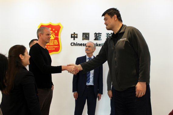 Yao Ming bei einem Treffen mit einer Delegation von ALBA Berlin.