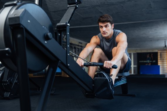 Anaerobes Training an der Rudermaschiene Anaerobes Training an der Rudermaschiene im Fitnessstudio
