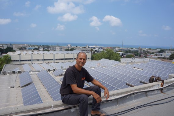 Yoram „Yoki“ Gill auf dem Dach der inzwischen zehn Fabrikhallen von Source.