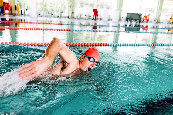 Schwimmen und Aqua-Jogging dienen als Ersatzsportarten, wenn das Schienbeinkantensyndrom auftritt.