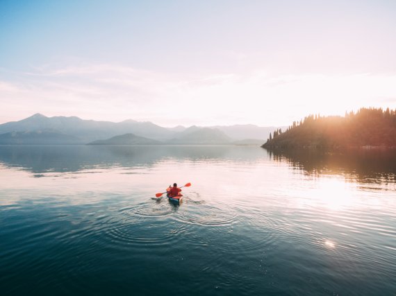 Kajak Fahrer vor unberührten Ufern Ansicht eines Kajak Fahrers auf einem See