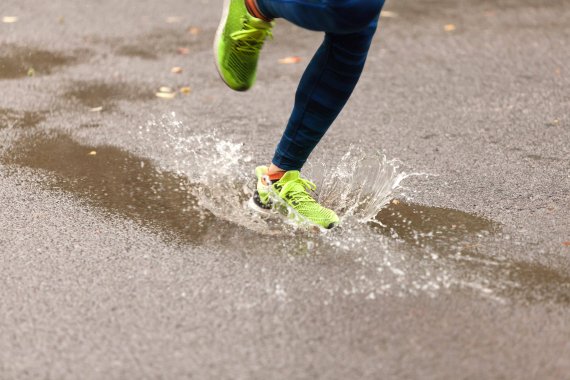 Die richtige Schuhwahl ist bei feuchtem Untergrund besonders wichtig. Die richtige Schuhwahl ist bei feuchtem Untergrund besonders wichtig.