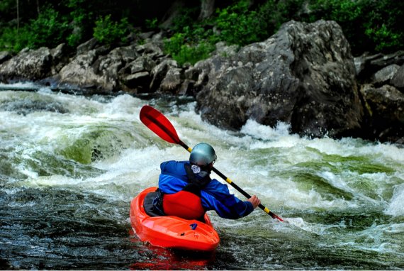 Kajak im Wildwasser Kajak fahren ist vielseitig. Auch im Wildwasser möglich
