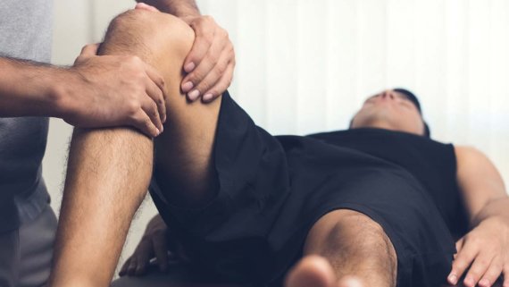 Physiotherapeuten helfen mit ihrer Physiotherapie nach Verletzungen