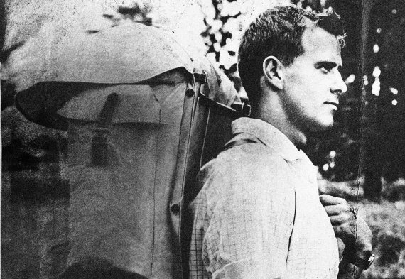 Åke Nordin im Jahr 1960; geschultert den ersten Fjällräven-Rucksack mit Alurahmen. Åke Nordin im Jahr 1960; geschultert den ersten Fjällräven-Rucksack mit Alurahmen.