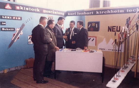 1970: Leki-Firmengründer Karl Lenhart (2.v.r.) an seinem Messestand.