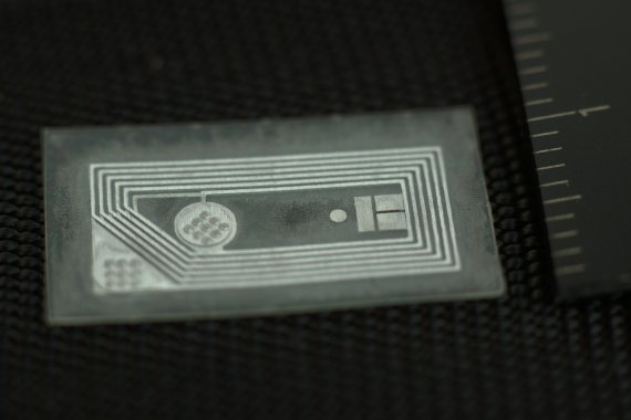 NFC-Chip der Marke Verisium – Größe: 12 x 22mm.